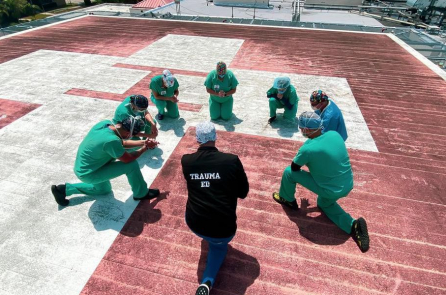 Bác sĩ, y tá Mỹ cầu nguyện trong đại dịch viêm phổi Vũ Hán