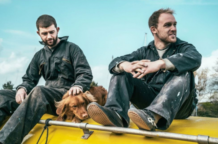 Hai kiến trúc sư theo đuổi giấc mơ Bắc Cực trên xuồng cứu sinh