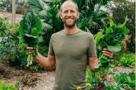 Người đàn ông chỉ ăn thức ăn tự trồng hoặc tìm thấy trong tự nhiên