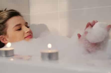 Tại sao ngâm mình trong bồn tắm giúp bớt căng thẳng trầm cảm?