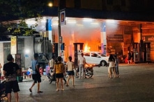 Hà Nội: Cây xăng bốc cháy ngùn ngụt sau khi tài xế lùi trúng cột bơm xăng