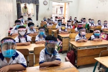 Học sinh đeo khẩu trang, nón che giọt bắn lâu có thể hại sức khỏe