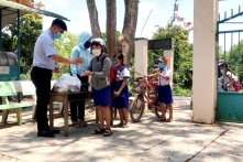 Tự đi qua sông từ Campuchia trở về học, hai học trò cùng nhiều người phải cách ly