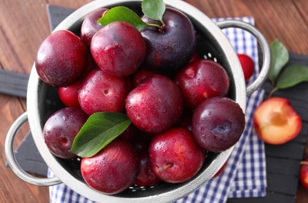 Những người nào không nên ăn quả mận?