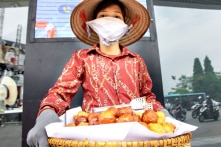 Mở lại dịch vụ không thiết yếu; không bắt buộc học sinh đeo khẩu trang