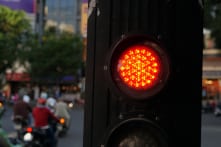 Hàng chục xe biển xanh của tỉnh, thành ủy Bình Phước vượt đèn đỏ