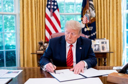 TT Trump ký sắc lệnh chặn các thể chế liên bang sử dụng lao động nước ngoài