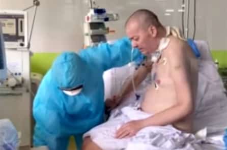 Bệnh nhân phi công người Anh đã tỉnh táo, có thể ngồi tập sức cơ chân