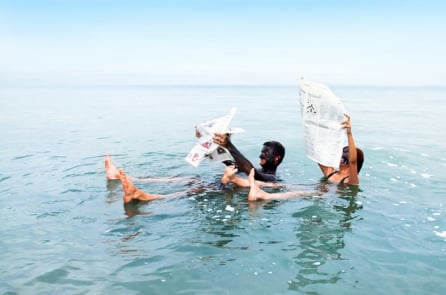 Biết rõ Biển Chết không chìm, nhưng vì sao rất ít người đến đây bơi?