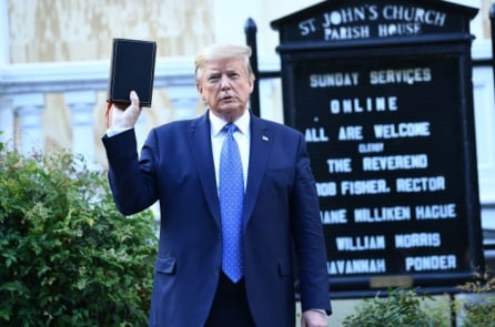 TT Trump: Sẽ không có chuyện cắt ngân sách, giải tán cảnh sát
