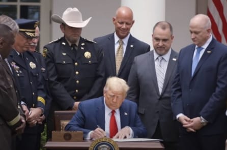 Tổng thống Trump ký lệnh cải cách lực lượng cảnh sát