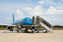 Nữ hành khách tử vong sau khi ngã thang xuống máy bay