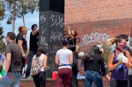 Nhiều người Mỹ tình nguyện dọn dẹp thiệt hại do những kẻ bạo loạn gây ra