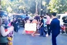 Dân phải ‘khỏa thân’ giữa đường kêu oan trước đoàn xe của ĐBQH