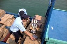 Người Trung Quốc chạy xuồng ra vào vùng biển Vạn Gia (Quảng Ninh)