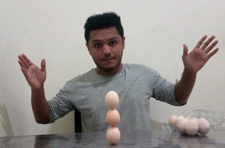 Chàng trai lập kỷ lục Guinness khi xếp chồng 3 quả trứng lên nhau