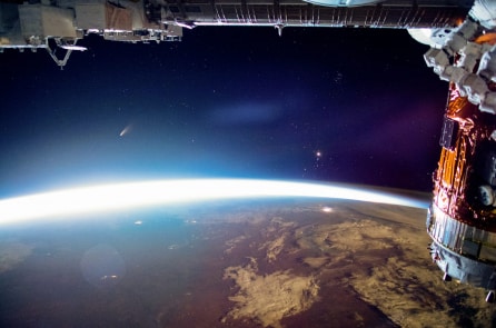 Video 4K: Sao chổi Neowise bay lên khỏi Trái Đất, nhìn từ trạm không gian