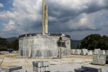 Huyện miền núi còn hàng ngàn hộ nghèo vẫn xây tượng đài 48 tỷ đồng