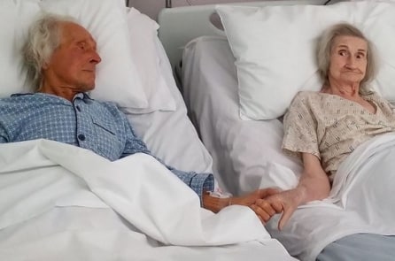 Đôi vợ chồng già kết hôn 62 năm tay trong tay nói lời vĩnh biệt