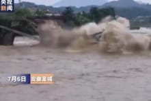 TQ: Cầu cổ 400 năm tuổi tại tỉnh An Huy bị nước lũ đánh sập