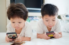 Trẻ em nên nhìn vào màn hình TV, điện thoại trong bao lâu?