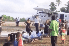 Đại sứ Trung Quốc đi trên “thảm người” ở Kiribati gây phẫn nộ