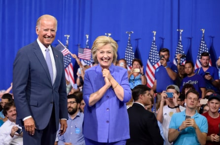 Bà Clinton khuyên ông Biden không nên chấp nhận kết quả ngay trong đêm bầu cử