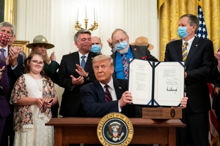 TT Trump ký luật bảo tồn đất công và thắng cảnh mang tính lịch sử