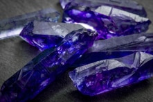 Thợ mỏ châu Phi đào được 3 viên đá Tanzanite quý hiếm nhất thế giới