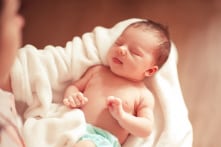 Người phụ nữ sinh con trên máy bay và đặt tên con là “Bầu Trời”