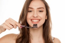 9 cách tự nhiên làm trắng răng bằng các nguyên liệu có sẵn ở nhà