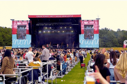 Anh: Show âm nhạc độc đáo tuân thủ giãn cách xã hội