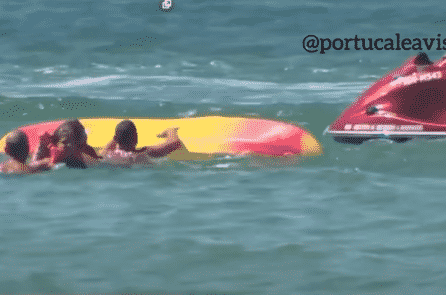 Tổng thống Bồ Đào Nha 72 tuổi nhảy xuống biển cứu người