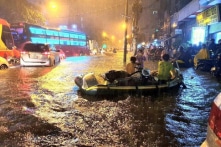 Người Sài Gòn lại chật vật trong cơn ngập lớn nhất từ đầu năm