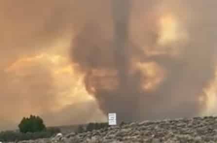 California: Cháy rừng lớn tới mức tạo ra “vòi rồng lửa”