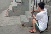 Chống dịch kiểu Tân Cương: khử trùng khỏa thân, còng tay, ép uống thuốc bắc