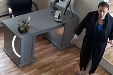 Chủ tịch Hạ viện Pelosi tới salon tóc vi phạm quy định phòng dịch COVID-19