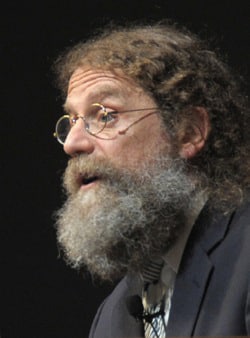 Robert Sapolsky là một nhà sinh học và thần kinh học. Ông nổi tiếng qua đóng góp về các bệnh lý liên quan đến stress. (P. S. Burton/ Bill Branson/ National Institutes of Health Record)