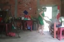 Con gái bạo hành mẹ ruột, nói do bực tức vì mẹ không để lại tài sản