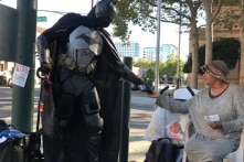 “Batman” tuổi teen tương trợ người dân Mỹ trong đại dịch Covid