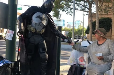 “Batman” tuổi teen tương trợ người dân Mỹ trong đại dịch Covid