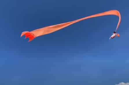 Lễ hội Đài Loan: Con diều lớn vô tình kéo bé gái lên trời (video)