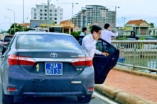 Quảng Bình: 4 xe biển xanh nối đuôi nhau dừng đỗ trên cầu Nhật Lệ 1