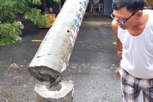 Sau mưa lớn, cột điện lại gãy ngang thân