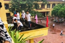 Nhóm học sinh ở Bắc Giang phải nhặt rác ở lan can không có rào chắn