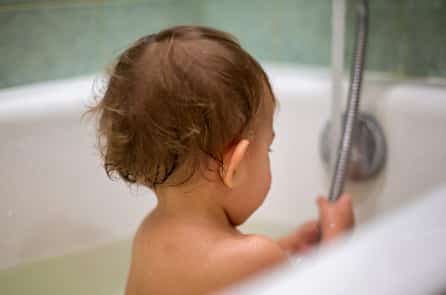 Hai cảnh sát cứu sống thành công bé trai 1 tuổi bị ngạt nước