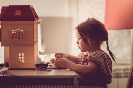 Cuộc đời kỳ lạ “chỉ chơi với búp bê” của người phụ nữ giàu có bậc nhất