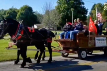 Người Amish ‘không màng thế sự’ đánh xe ngựa diễu hành ủng hộ ông Trump
