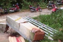 Cổng trường không cốt thép là ‘bình thường’, bị sập là do ‘đông người đu bám’