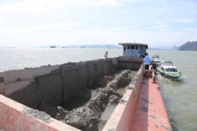 Phạt 300 triệu đồng đối với tàu đổ trộm chất thải xuống vùng lõi vịnh Hạ Long